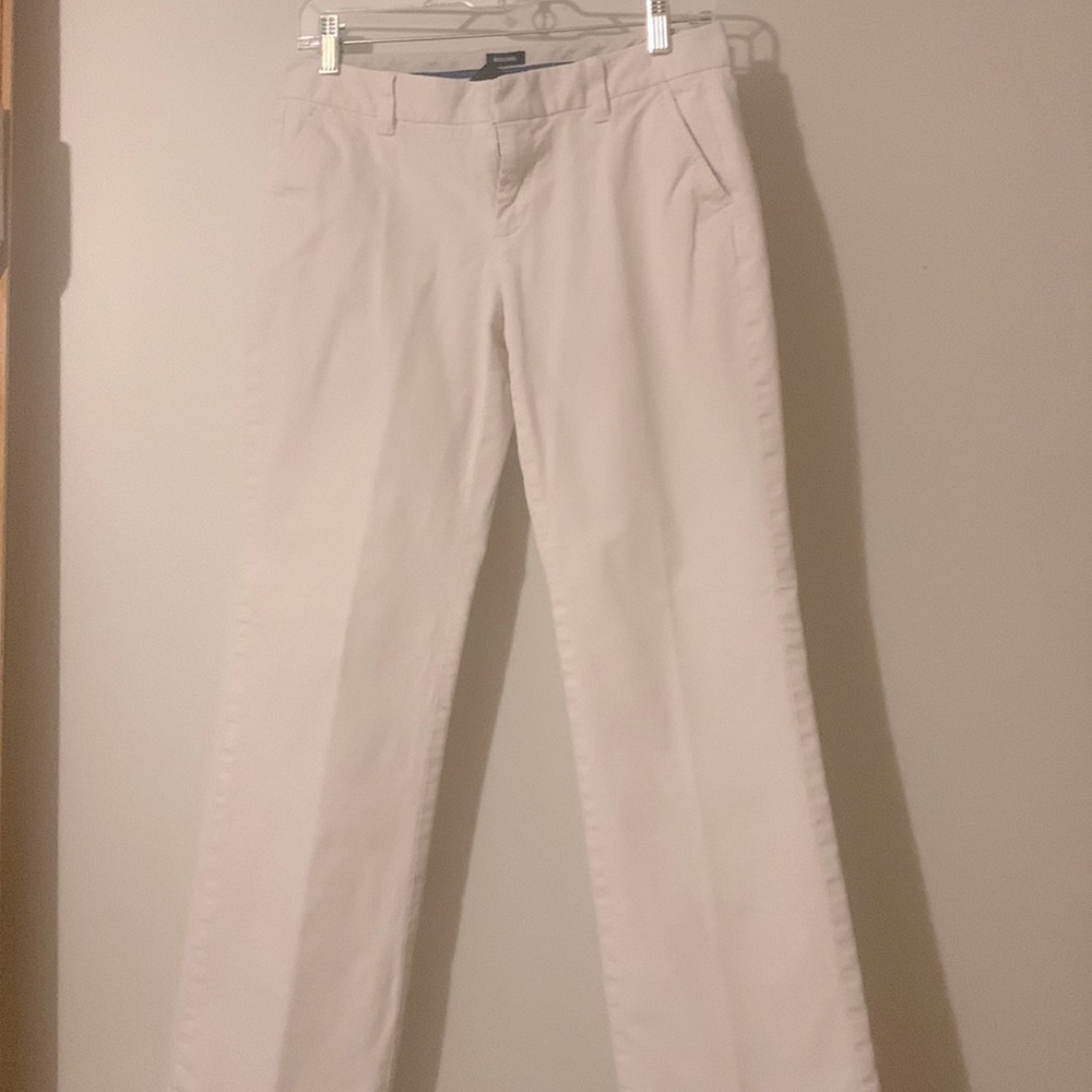 GAP Size 4 Ankle w stretch mini cords in off white. Low-rise and straight leg.